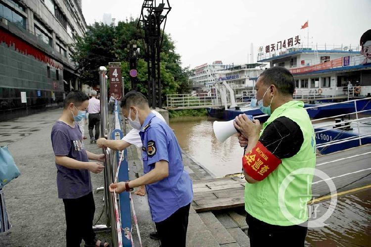 重慶朝天門江水洶涌漲水實時報道更新視頻